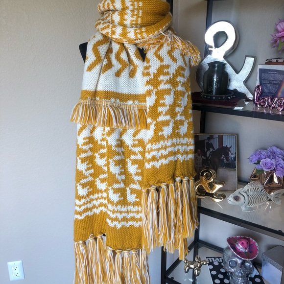 NWOT FREE PEOPLE MILE HIGH PRINT FRINGE KNIT SCARF - Picture 7 of 8